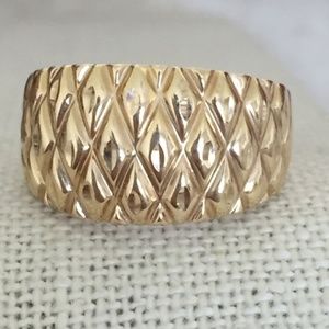 14K Wide Gold Quilt Pattern Ring. Size 7